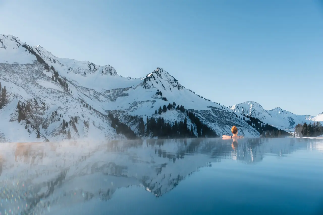 Alpenstern Panoramahotel in Damüls – Beheizter Infinity-Außenpool mit Bergpanorama | Wellnesshotel Vorarlberg