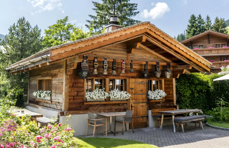 Golfhotel Les Hauts de Gstaad & SPA in Saanenmöser – Traditionelle Holzhütte im Hotelgarten | Wellnesshotel Berner Oberland