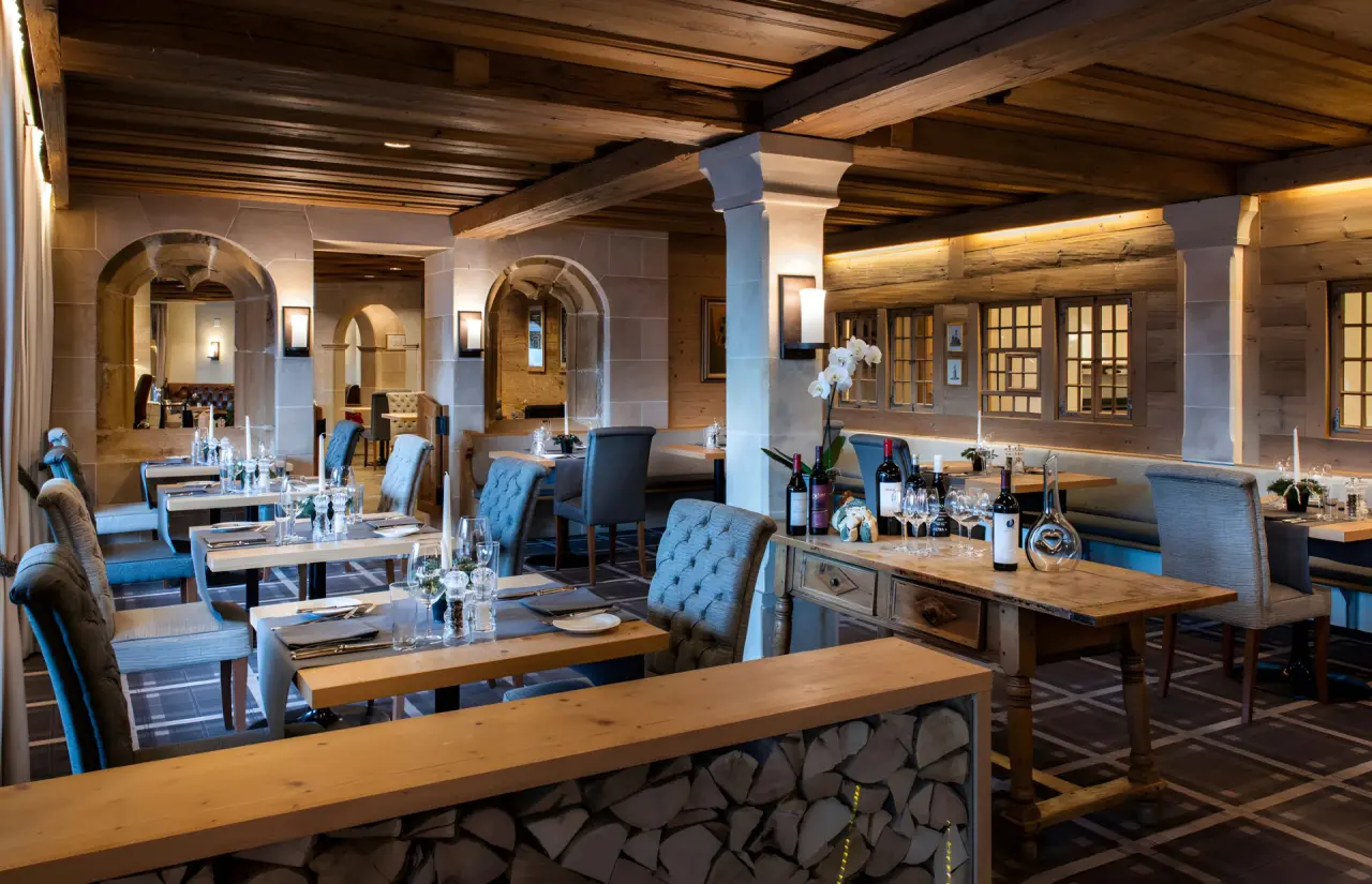 Golfhotel Les Hauts de Gstaad & SPA in Saanenmöser – Rustikales Restaurant mit Holzbalken | Wellnesshotel Berner Oberland