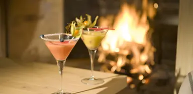 Golfhotel Les Hauts de Gstaad & SPA in Saanenmöser – Cocktails vor einem gemütlichen Kaminfeuer | Wellnesshotel Berner Oberland