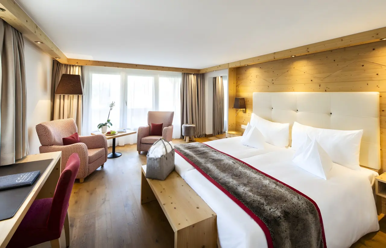 Golfhotel Les Hauts de Gstaad & SPA in Saanenmöser – Gemütliches Doppelzimmer mit Holzelementen | Wellnesshotel Berner Oberland