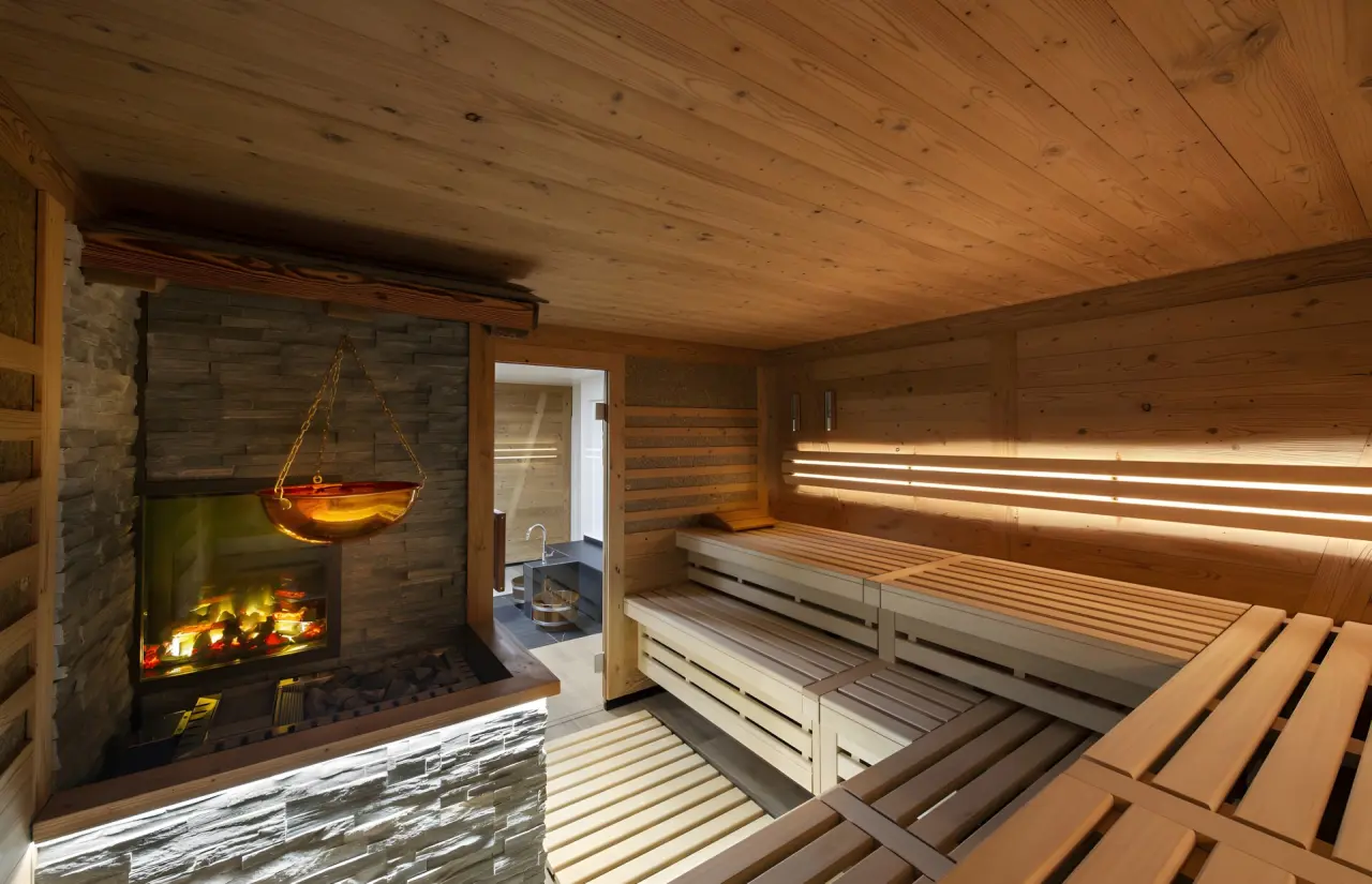 Golfhotel Les Hauts de Gstaad & SPA in Saanenmöser – Moderne Sauna mit Kamin und Holzinterieur | Wellnesshotel Berner Oberland