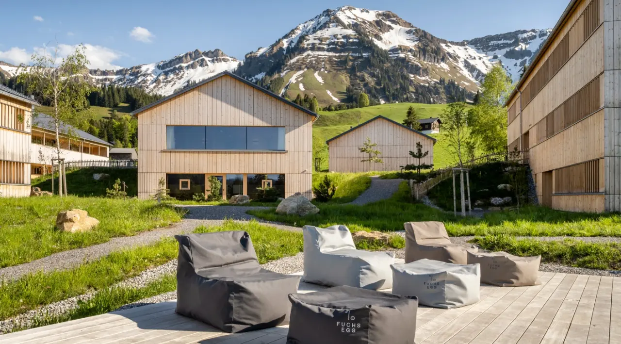 Fuchsegg Eco Lodge in Egg – Holzchalets mit Liegebereich und Bergblick im Sommer | Wellnesshotel Bregenzerwald