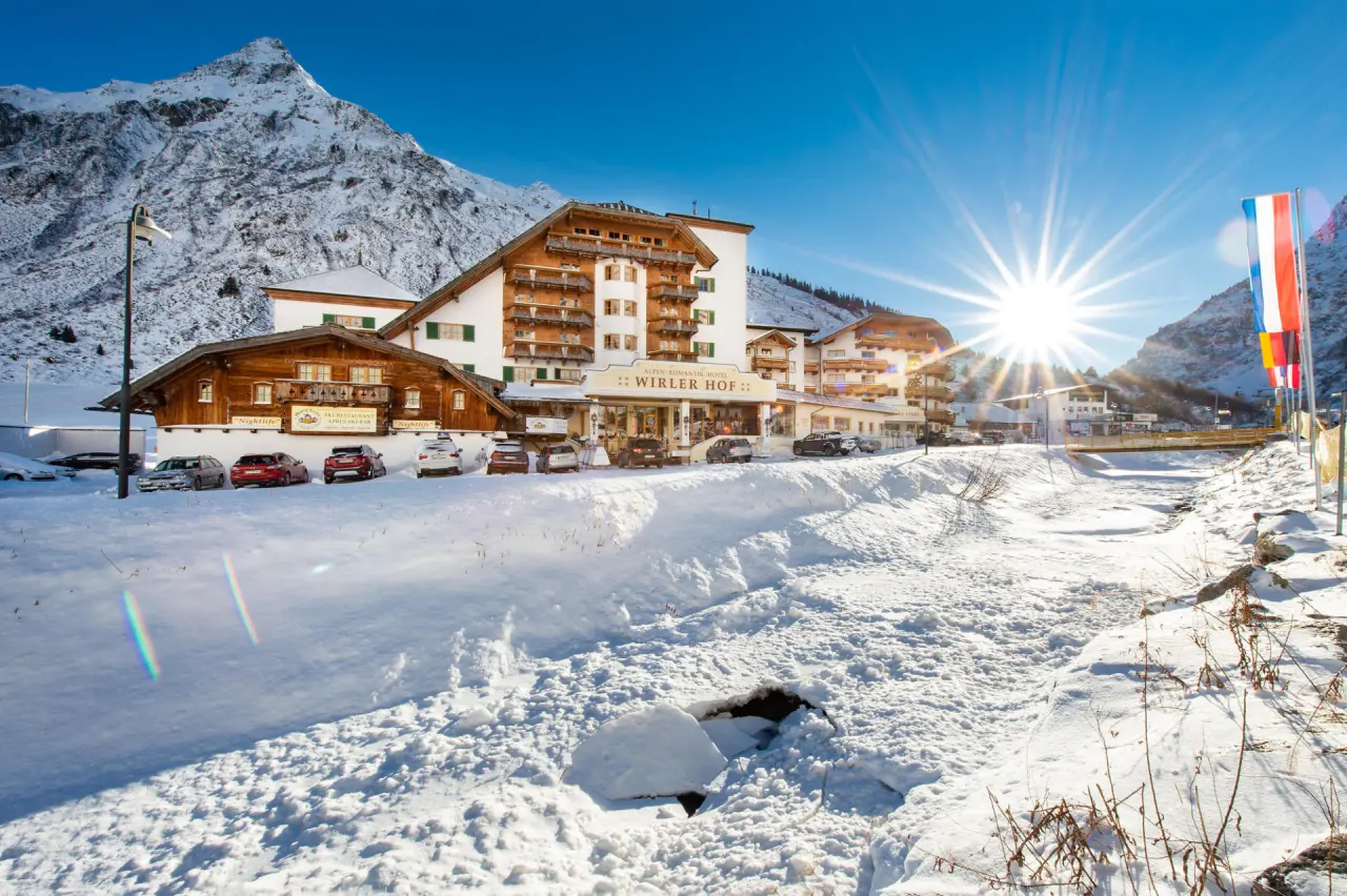 Alpenromantik Hotel Wirlerhof in Galtür – Winterliche Außenansicht mit verschneiter Landschaft | Wellnesshotel Paznaun