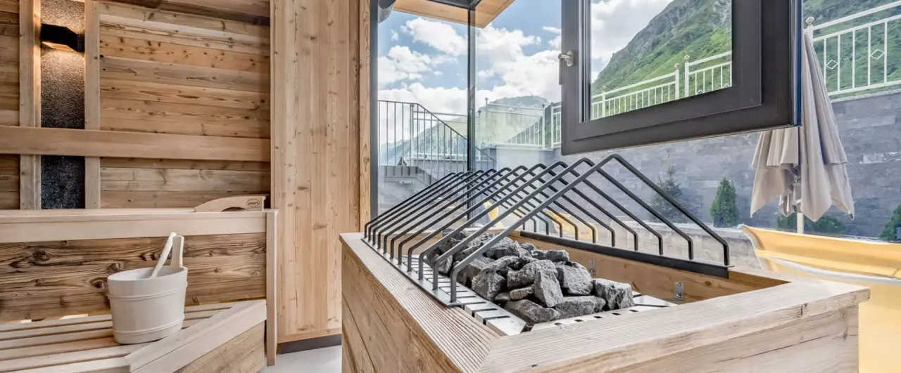 Alpenromantik Hotel Wirlerhof in Galtür – Moderne Sauna mit Panoramablick auf die Berge | Wellnesshotel Paznaun
