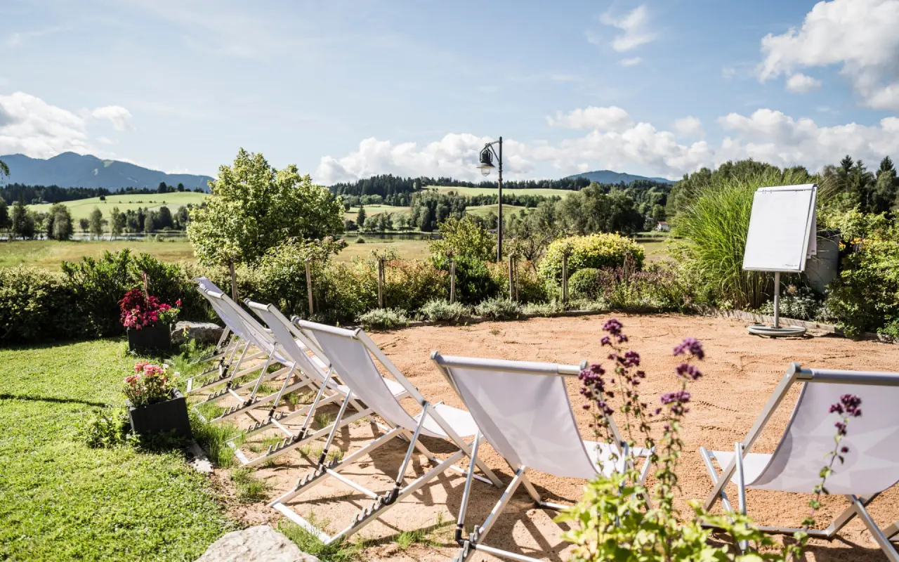 Parkhotel am Soier See in Bad Bayersoien – Liegestühle mit Panoramablick | Wellnesshotel Oberbayern