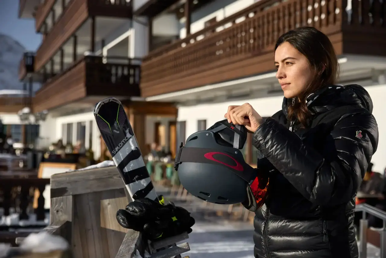 Top Hotel Hochgurgl in Hochgurgl – Skifahrerin mit Helm vor dem Hoteleingang | Wellnesshotel Tirol