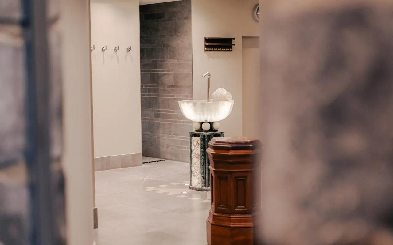 Lindner Hotel & Sporting Club Wiesensee in Westerburg – Detailansicht des Spa-Bereichs mit Waschbecken | Wellnesshotel Westerwald