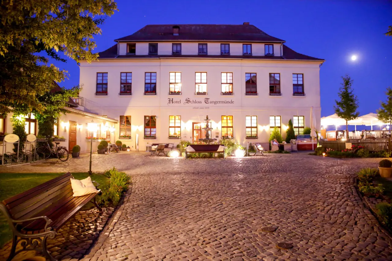 Hotel Schloss Tangermünde in Tangermünde – Beleuchtete Hotelfassade bei Nacht | Wellnesshotel Altmark