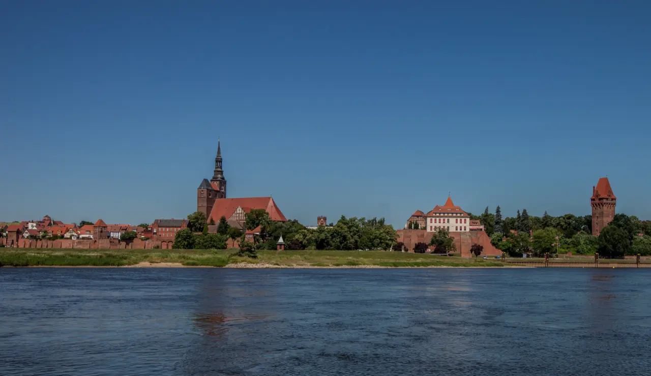 Hotel Schloss Tangermünde in Tangermünde – Panoramablick über die Elbe auf die Stadt | Wellnesshotel Altmark