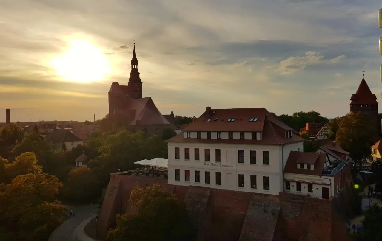Hotel Schloss Tangermünde in Tangermünde – Luftaufnahme des Hotels bei Sonnenuntergang | Wellnesshotel Altmark