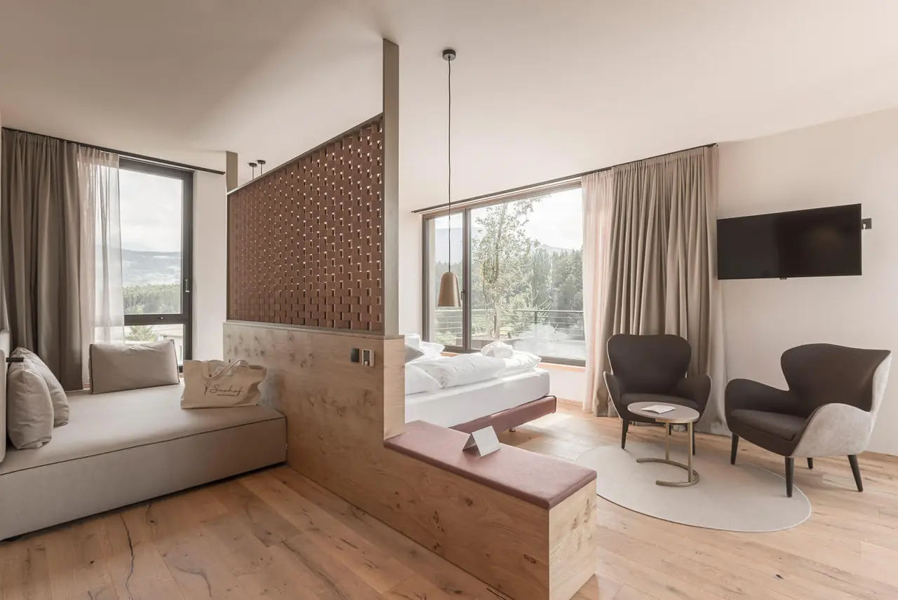 Hotel Seehof - nature retreat in Brixen – Geräumige Suite mit Bergblick und gemütlicher Sitzecke | Wellnesshotel Südtirol