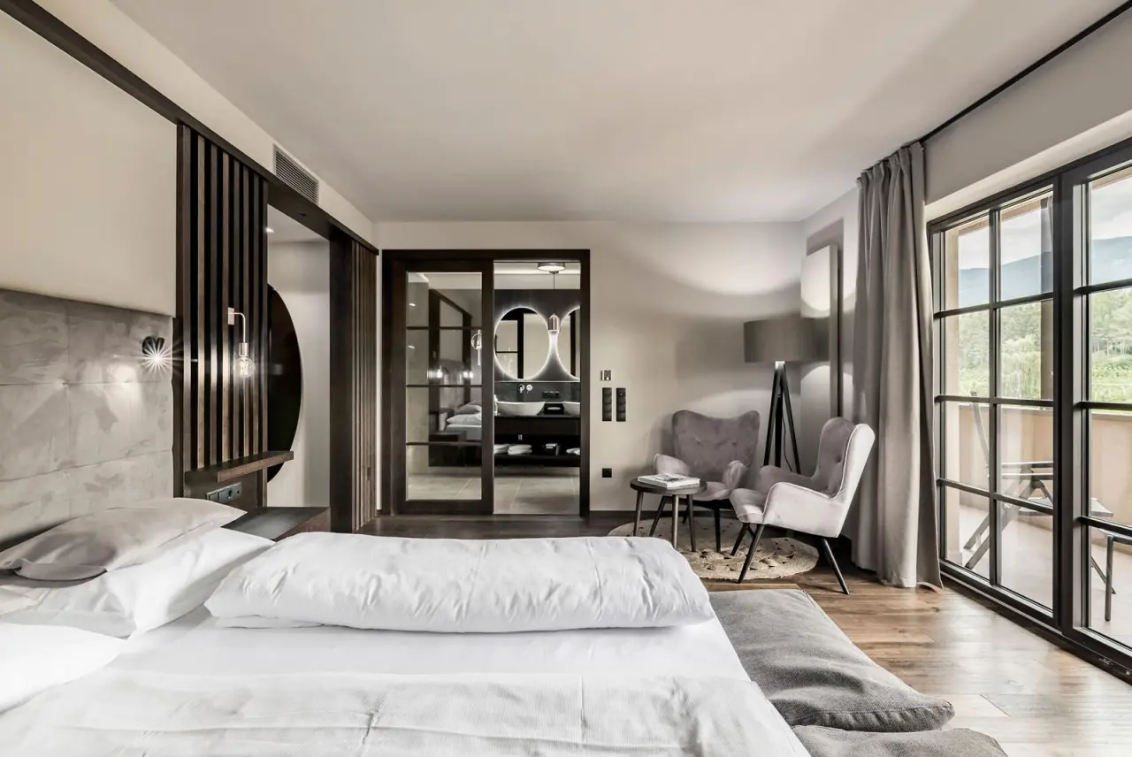 Hotel Seehof - nature retreat in Brixen – Modernes Doppelzimmer mit Balkon und Bad | Wellnesshotel Südtirol