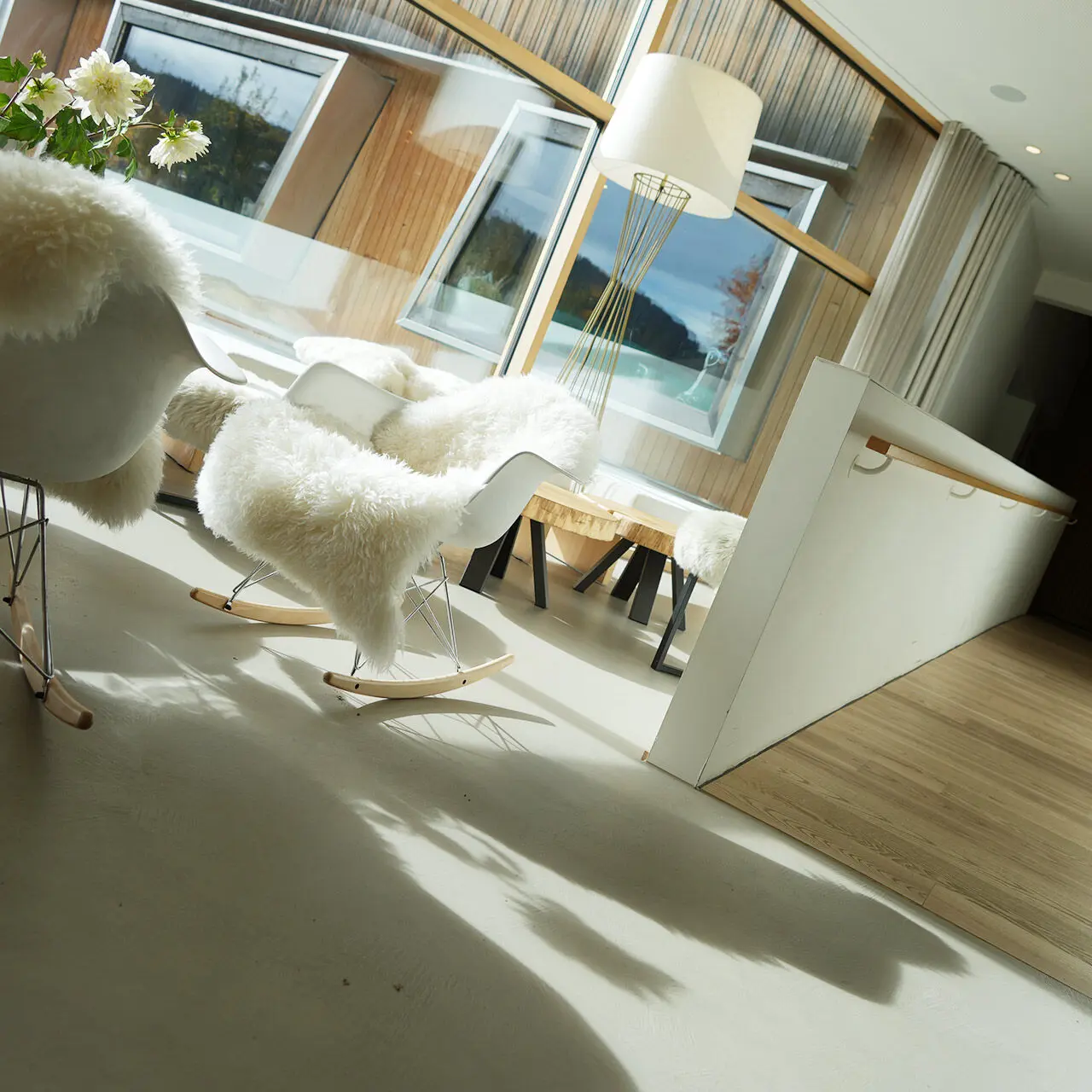 Tannenhof Sport & SPA in Weiler-Simmerberg – Gemütliche Lounge mit Schaukelstühlen und großen Fenstern | Wellnesshotel Allgäu