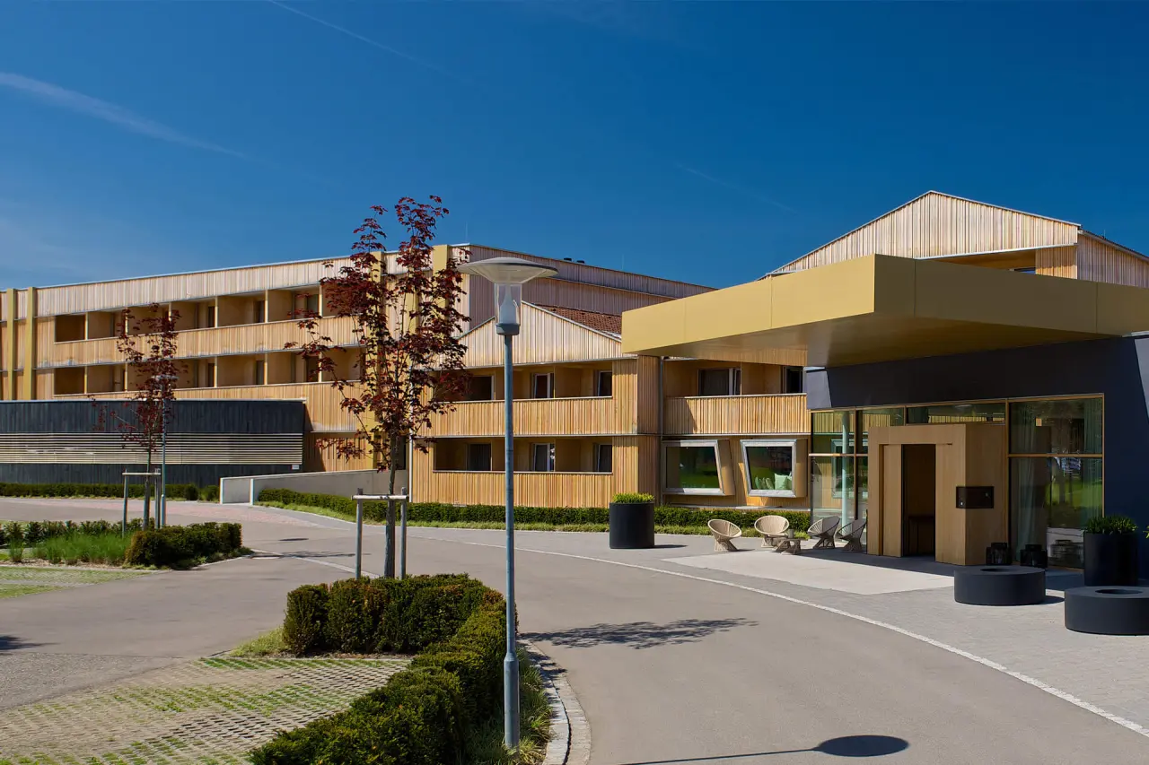 Tannenhof Sport & SPA in Weiler-Simmerberg – Moderner Hoteleingang mit Holzfassade | Wellnesshotel Allgäu