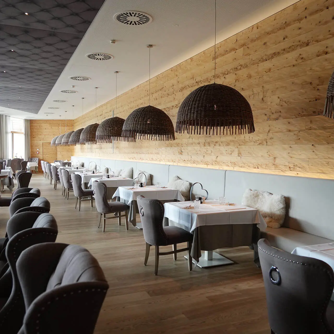 Tannenhof Sport & SPA in Weiler-Simmerberg – Modernes Restaurant mit Holzwänden und Pendelleuchten | Wellnesshotel Allgäu