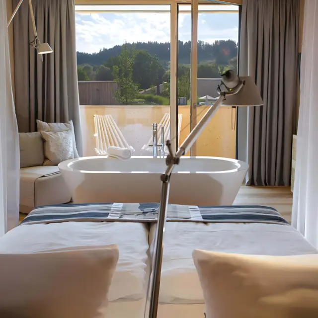Tannenhof Sport & SPA in Weiler-Simmerberg – Komfortables Hotelzimmer mit Badewanne und Bergblick | Wellnesshotel Allgäu