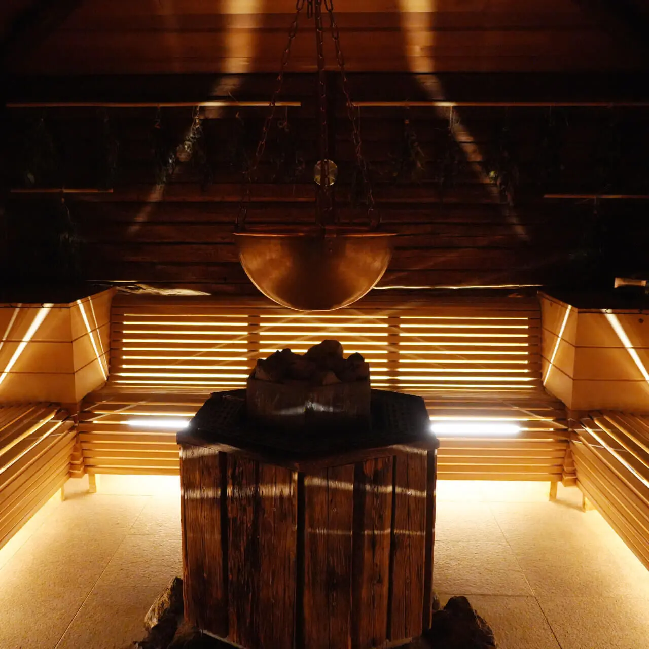 Tannenhof Sport & SPA in Weiler-Simmerberg – Moderne Holzsauna mit stimmungsvoller Beleuchtung | Wellnesshotel Allgäu