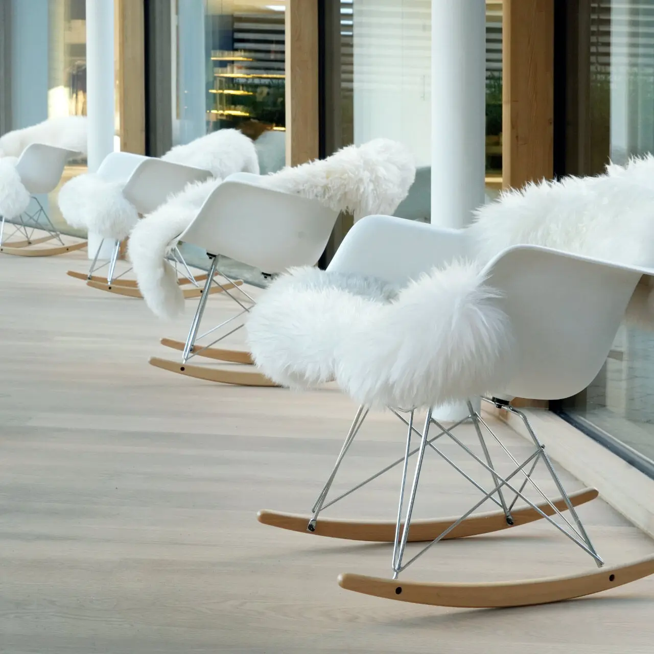 Tannenhof Sport & SPA in Weiler-Simmerberg – Moderne Schaukelstühle im Ruheraum | Wellnesshotel Allgäu