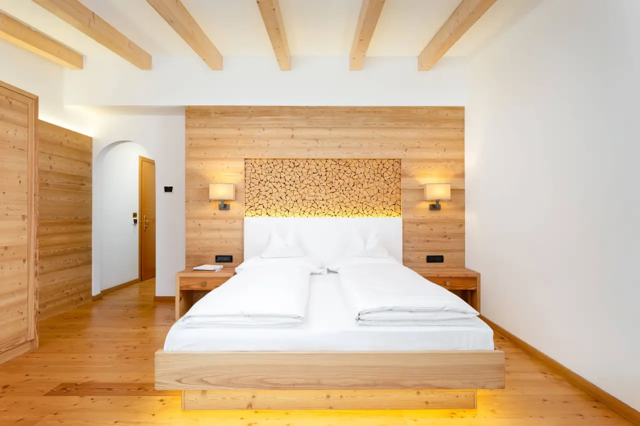 The Cacciatora Wellness & Beauty Hotel in Canazei – Modernes Doppelzimmer mit Holzelementen | Wellnesshotel Dolomiten