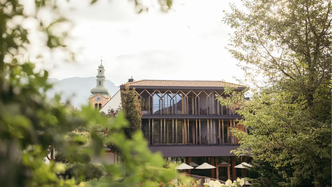 Hotel Engels Park in Neustift-Milders – Moderner Innenpool mit Holzdesign und Liegebereich | Wellnesshotel Stubaital