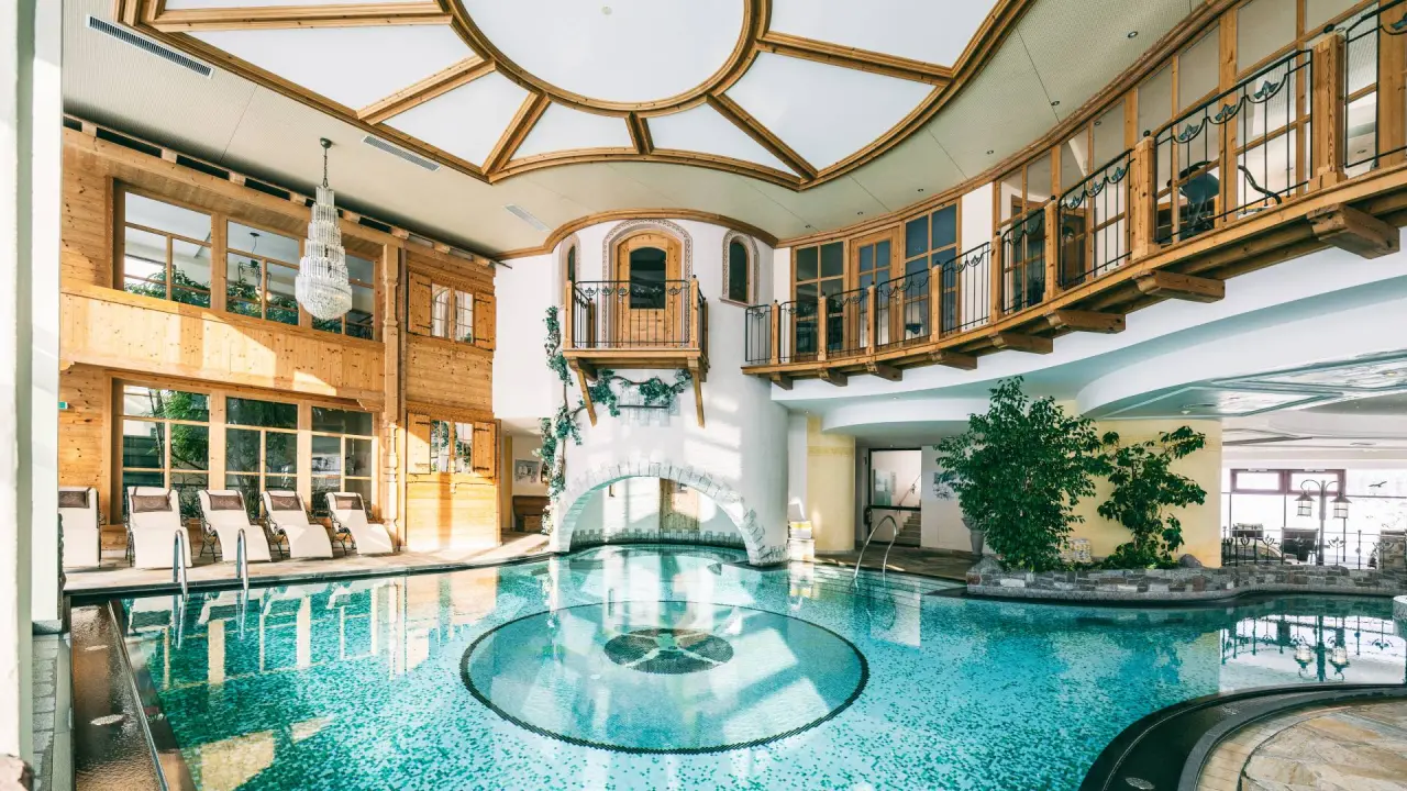 Wellnesshotel Warther Hof in Warth – Innenpool mit Holzarchitektur und Liegebereich | Wellnesshotel Arlberg