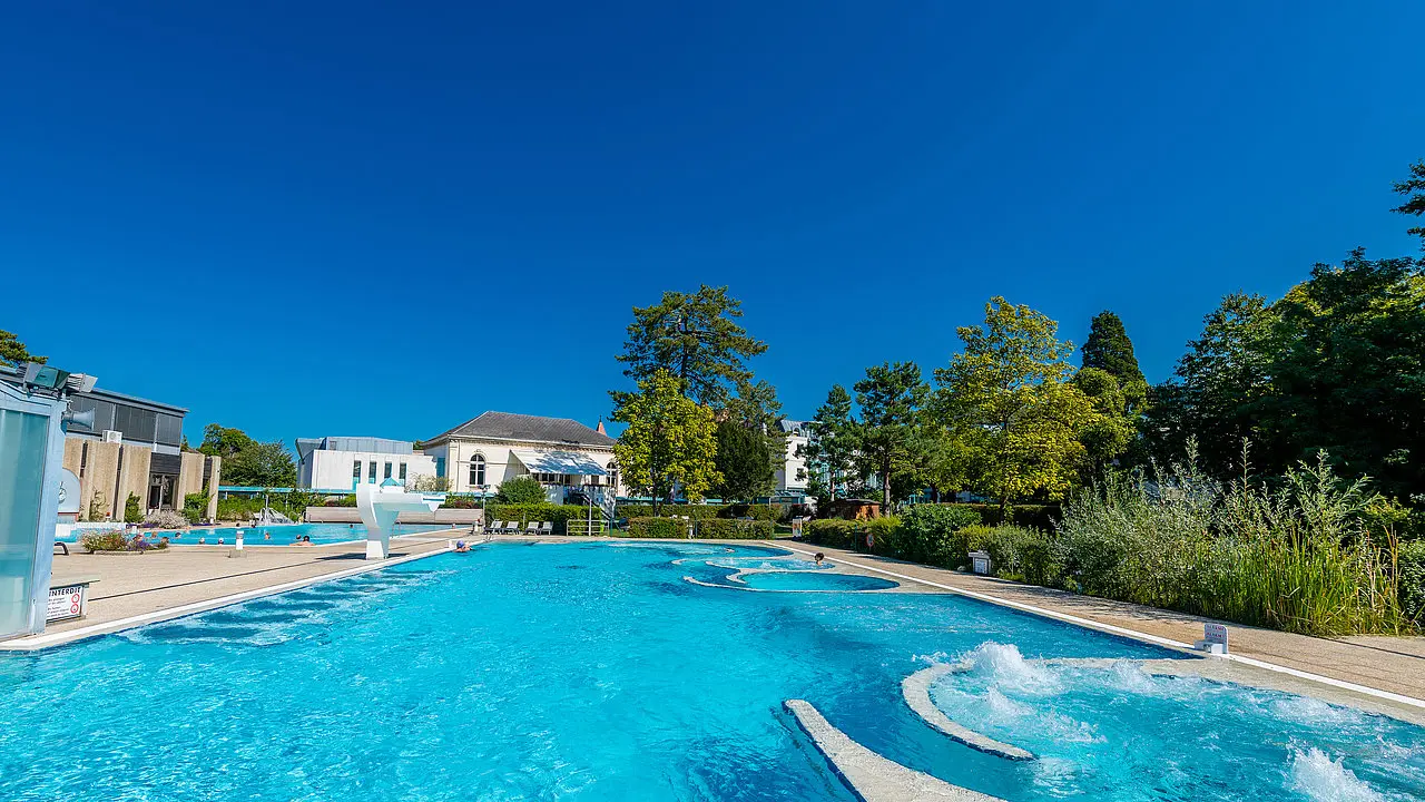 Grand Hôtel et Centre Thermal in Lausanne – Große Außenpoolanlage mit Hotelgebäude | Wellnesshotel Genfersee-Region