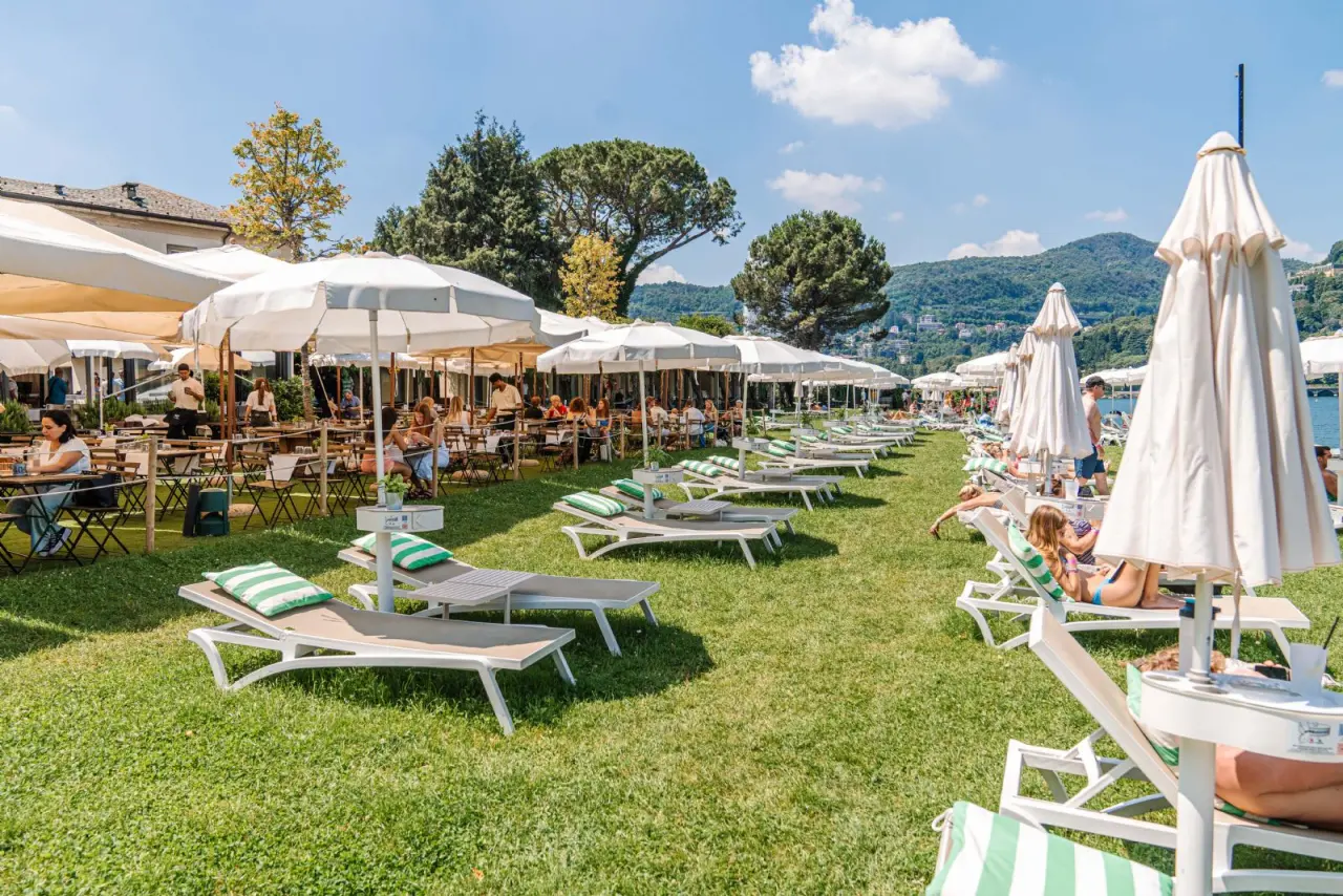 VILLA Como in Blevio – Sonnenterrasse mit Liegestühlen am Comer See | Wellnesshotel Comer See
