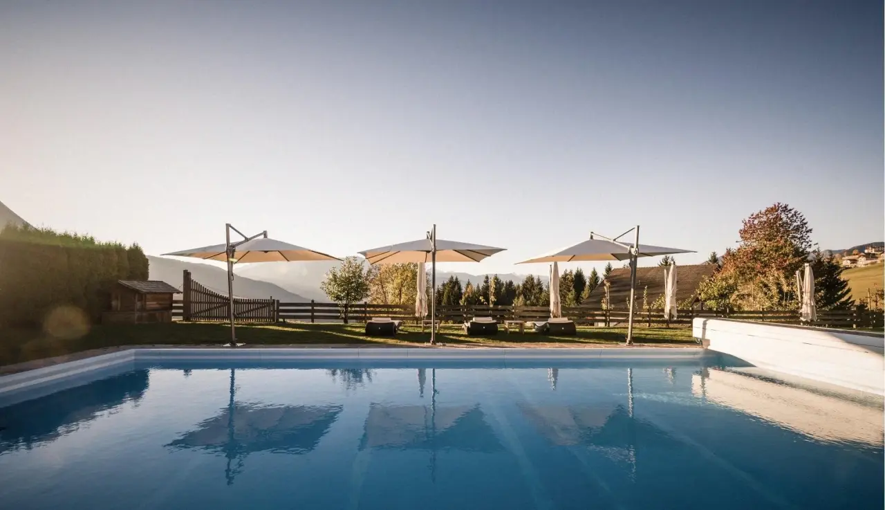 Hotel Bacherhof in Terenten – Außenpool mit Liegen und Bergblick | Wellnesshotel Südtirol