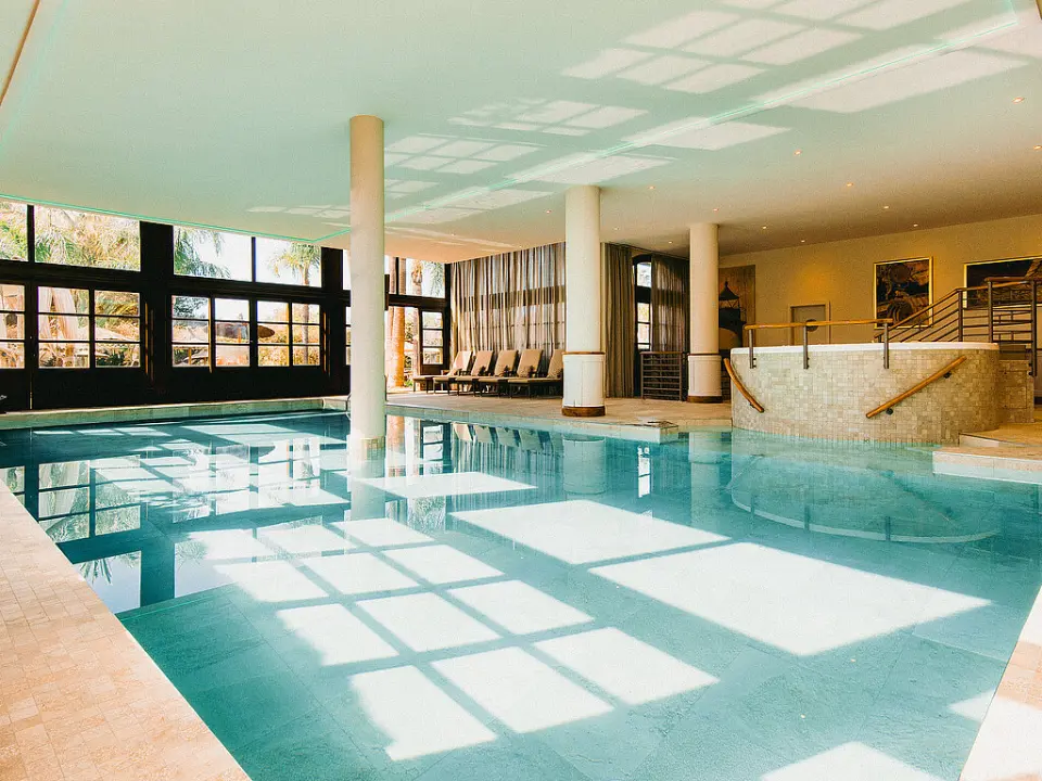 Main Plaza Suite Tower in Frankfurt am Main – Heller Innenpool mit Liegebereich | Wellnesshotel Hessen