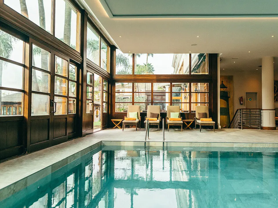 Main Plaza Suite Tower in Frankfurt am Main – Heller Innenpool mit großen Fenstern und Liegen | Wellnesshotel Hessen