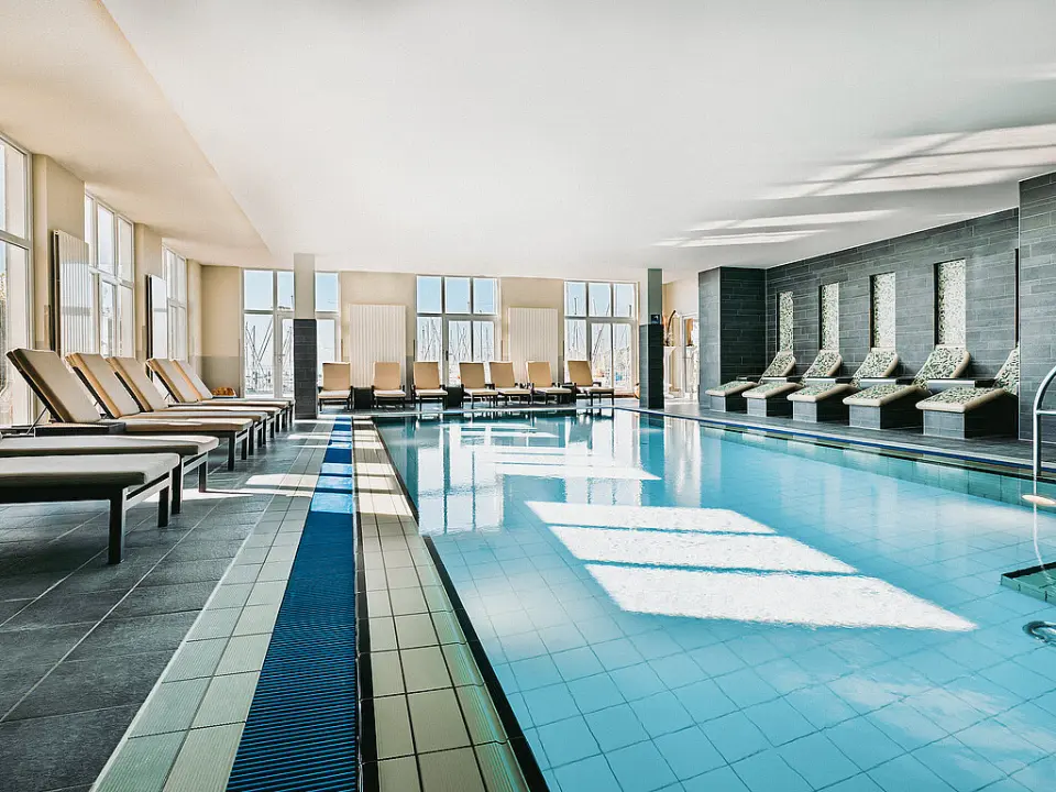 Main Plaza | Suite Tower in Frankfurt am Main – Großer Innenpool mit Liegebereich | Wellnesshotel Rhein-Main