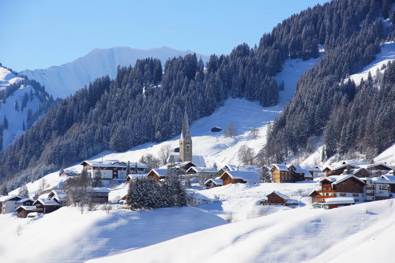 Hotel Alpenstüble in Mittelberg – Idyllisches Winterdorf mit verschneiten Häusern und Bergen | Wellnesshotel Allgäu