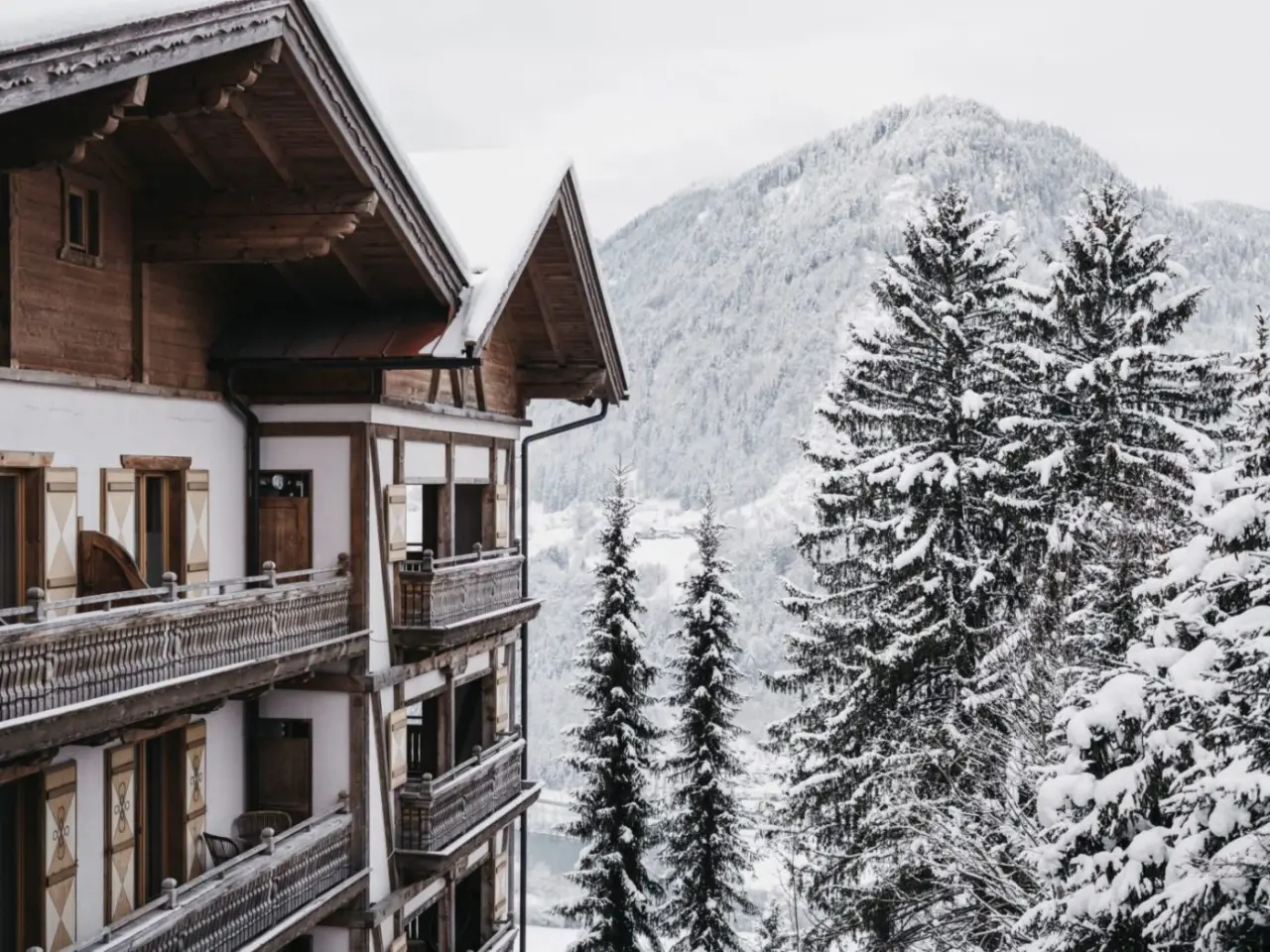 Hotel Oberforsthof in St. Johann im Pongau – Traditionelle Fassade im winterlichen Bergpanorama | Wellnesshotel Salzburg