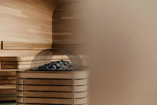 Hotel Oberforsthof in St. Johann im Pongau – Moderne Holzsauna mit Steinofen | Wellnesshotel Salzburger Land
