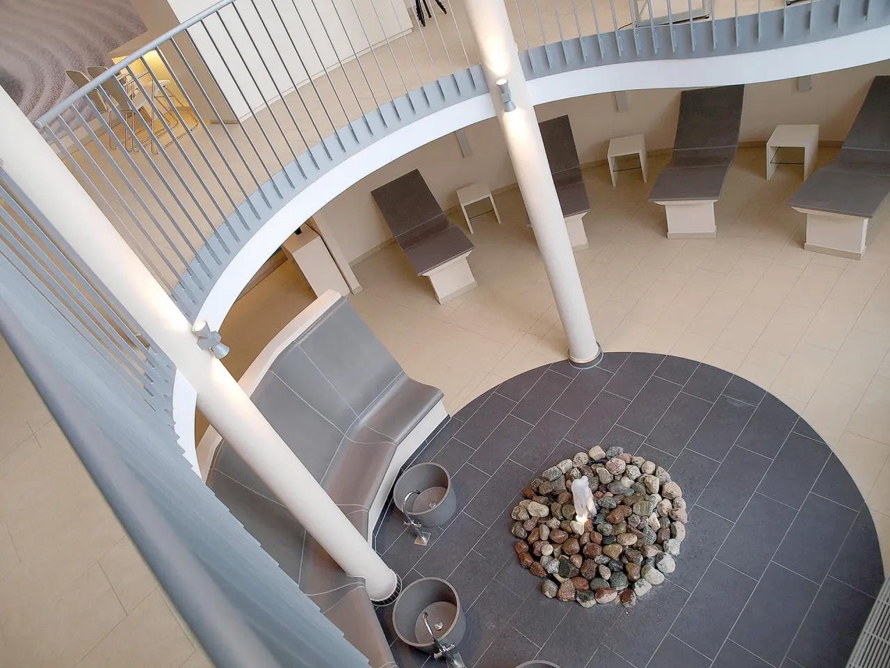 Romantik ROEWERS Privathotel in Ostseebad Sellin – Rundes Spa mit Liegebereichen | Wellnesshotel Rügen