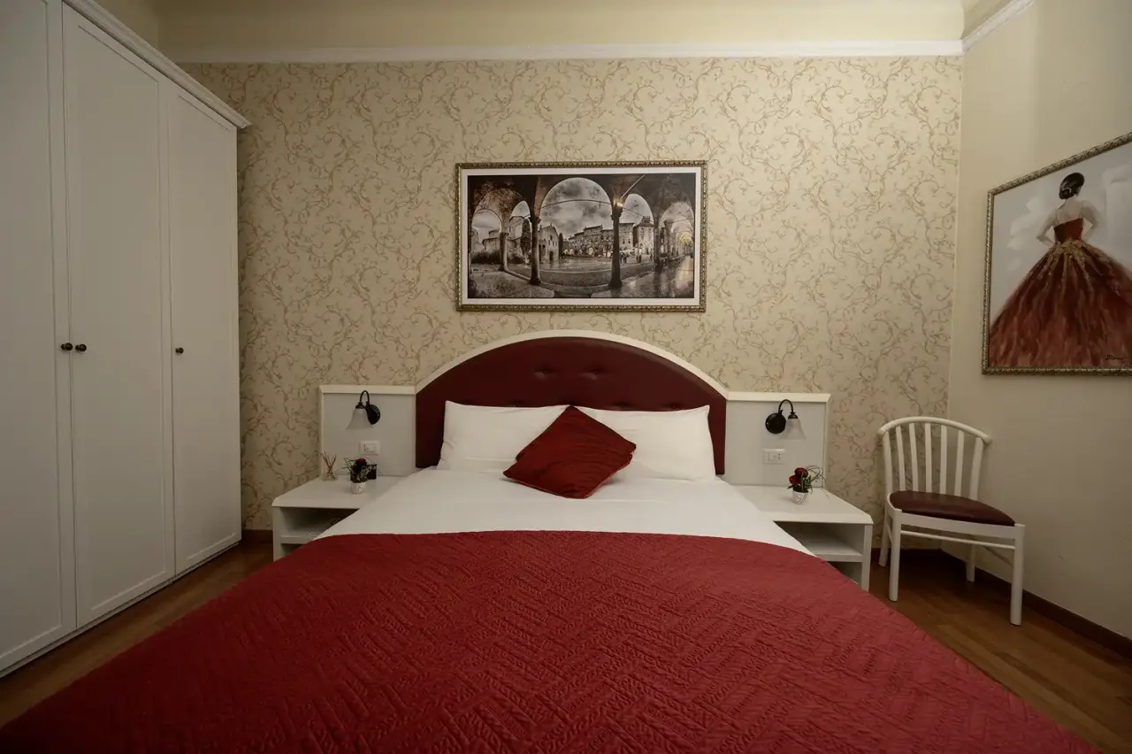 Luxury B&B Casa Faccioli & Wellness in Bologna – Gemütliches Doppelzimmer mit rotem Bett und Kunst | Wellnesshotel Emilia-Romagna