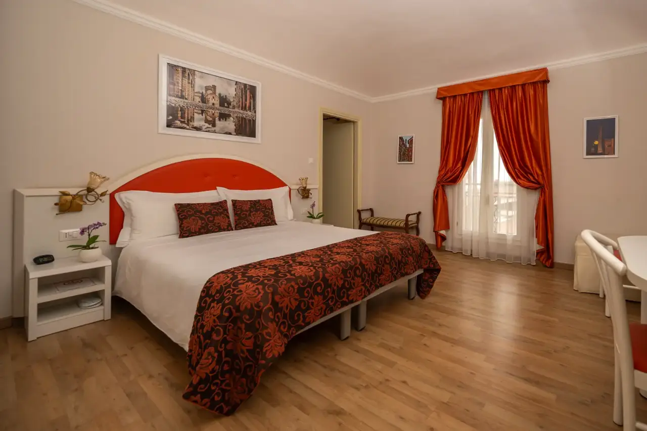 Luxury B&B Casa Faccioli & Wellness in Bologna – Helles Doppelzimmer mit orangefarbenem Akzent | Wellnesshotel Emilia-Romagna