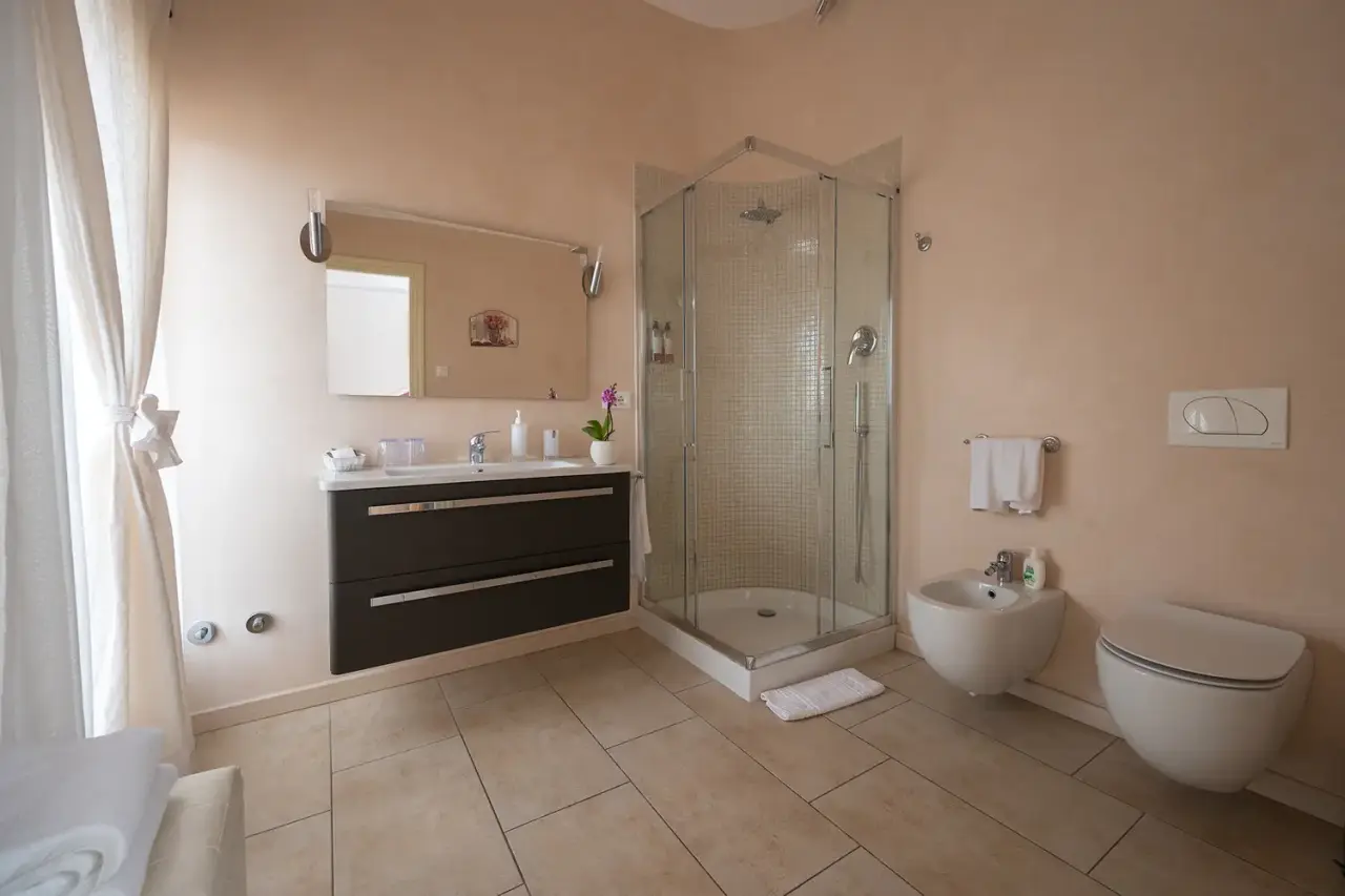 Luxury B&B Casa Faccioli & Wellness in Bologna – Modernes Badezimmer mit Duschkabine und Bidet | Wellnesshotel Emilia-Romagna