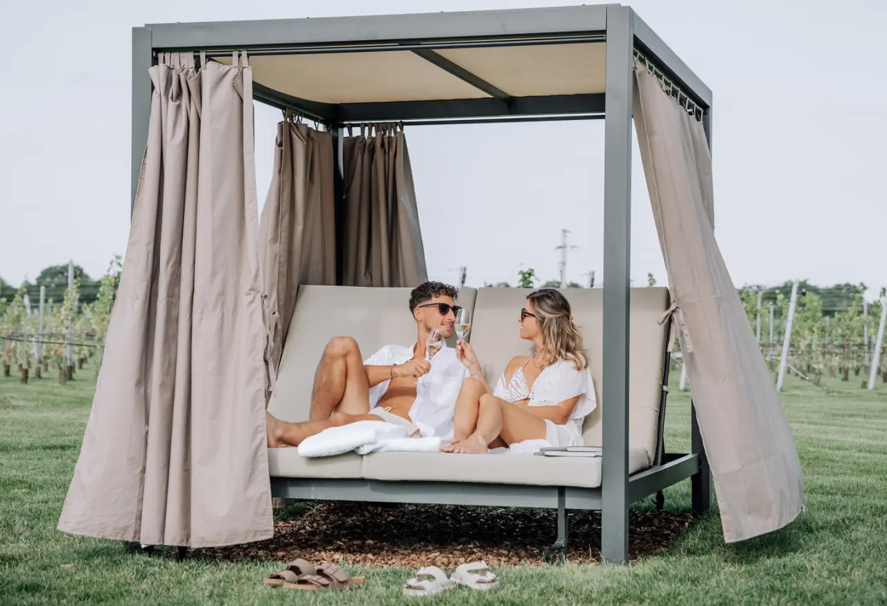 Scheiblhofer The Resort in Andau – Paar entspannt in einer Cabana im Grünen | Wellnesshotel Burgenland