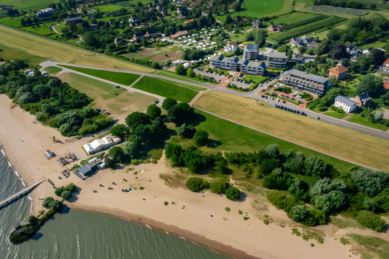 Elbstrand Resort Krautsand in Drochtersen-Krautsand – Luftaufnahme des Resorts am Elbstrand | Wellnesshotel Nordsee