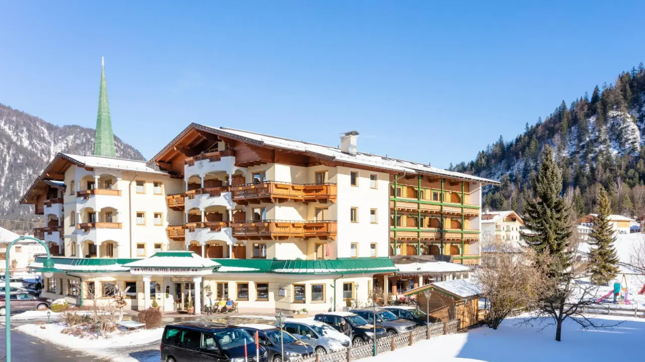 Vitalhotel Berghof in Erpfendorf – Außenansicht im Winter mit Schnee und Bergen | Wellnesshotel Tirol