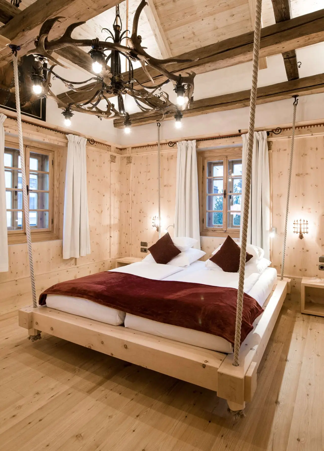 Hotel Norica in Bad Hofgastein – Rustikales Zimmer mit Schwebbett und Holzelementen | Wellnesshotel Gasteinertal