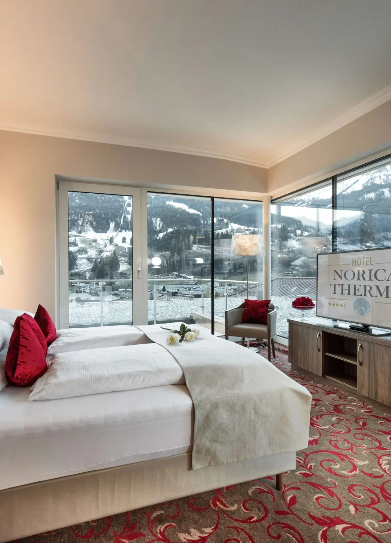Hotel Norica in Bad Hofgastein – Hotelzimmer mit Panoramablick auf die verschneite Bergwelt | Wellnesshotel Gasteinertal