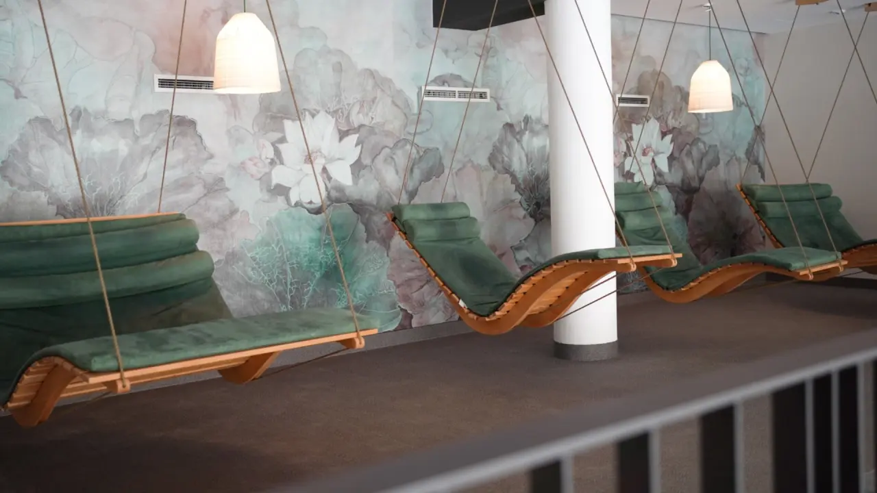 Wellnesshotel Eggerwirt in St. Michael – Entspannungsbereich mit schwebenden Liegen | Wellnesshotel Lungau