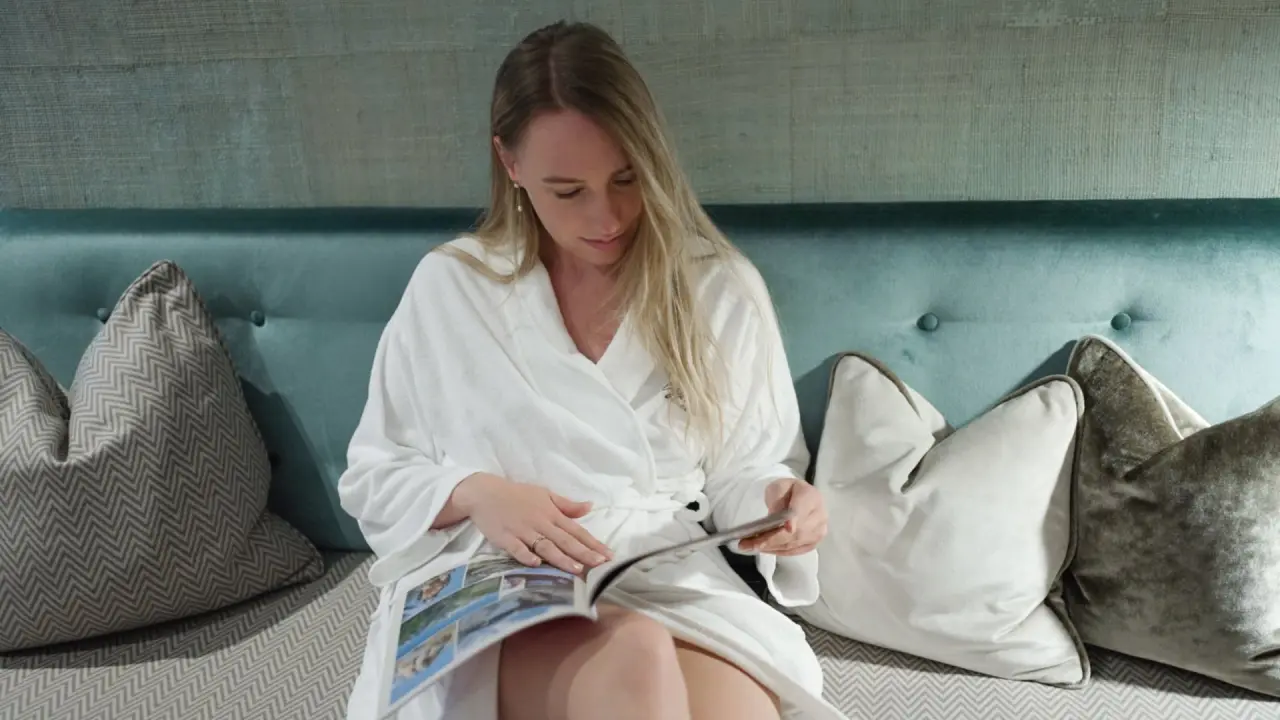 Wellnesshotel Eggerwirt in St. Michael – Frau im Bademantel entspannt im Wellnessbereich | Wellnesshotel Lungau
