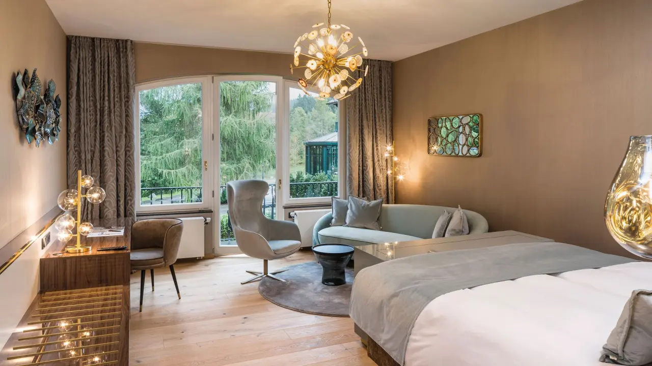 Parkhotel Adler in Hinterzarten – Helles Hotelzimmer mit stilvoller Einrichtung und Ausblick | Wellnesshotel Schwarzwald