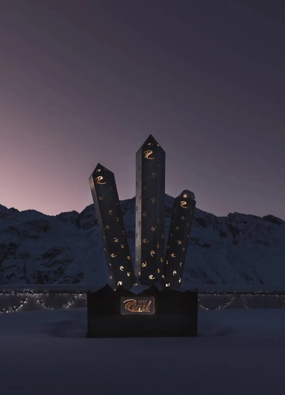 SKI | GOLF | WELLNESS Hotel Riml in Obergurgl-Hochgurgl – Beleuchtetes Logo im Schnee bei Dämmerung | Wellnesshotel Tirol