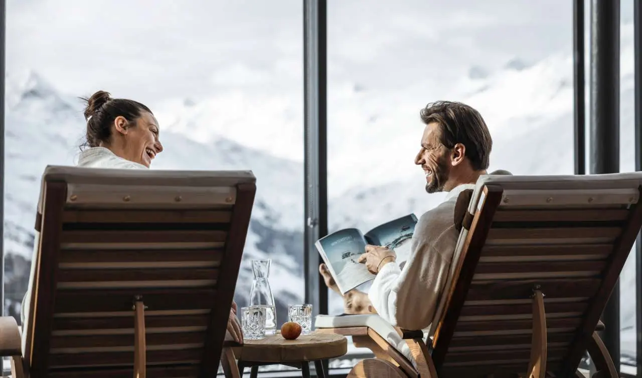 SKI | GOLF | WELLNESS Hotel Riml in Obergurgl-Hochgurgl – Paar entspannt im Bademantel mit Bergblick | Wellnesshotel Tirol