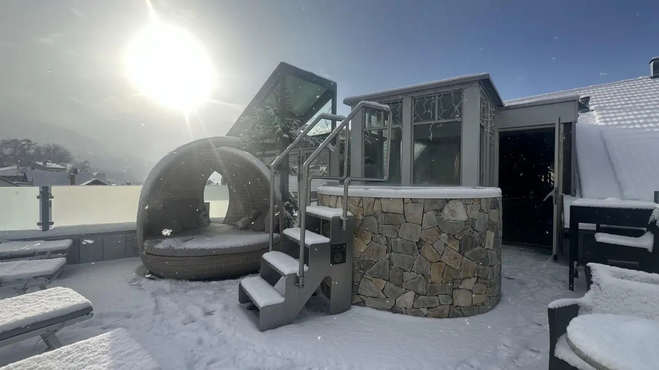 Hotel Engel in Mals – Dachterrassen-Whirlpool im Schnee mit Bergblick | Wellnesshotel Vinschgau